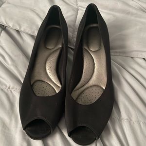Women’s black low pumps with toe cut out